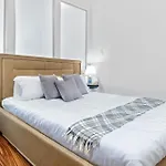Renovated 2Br Townhouse Walk To Shops And Cafes Sleeps 7 People