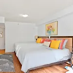 Renovated 2Br Townhouse Walk To Shops And Cafes Sleeps 7 People