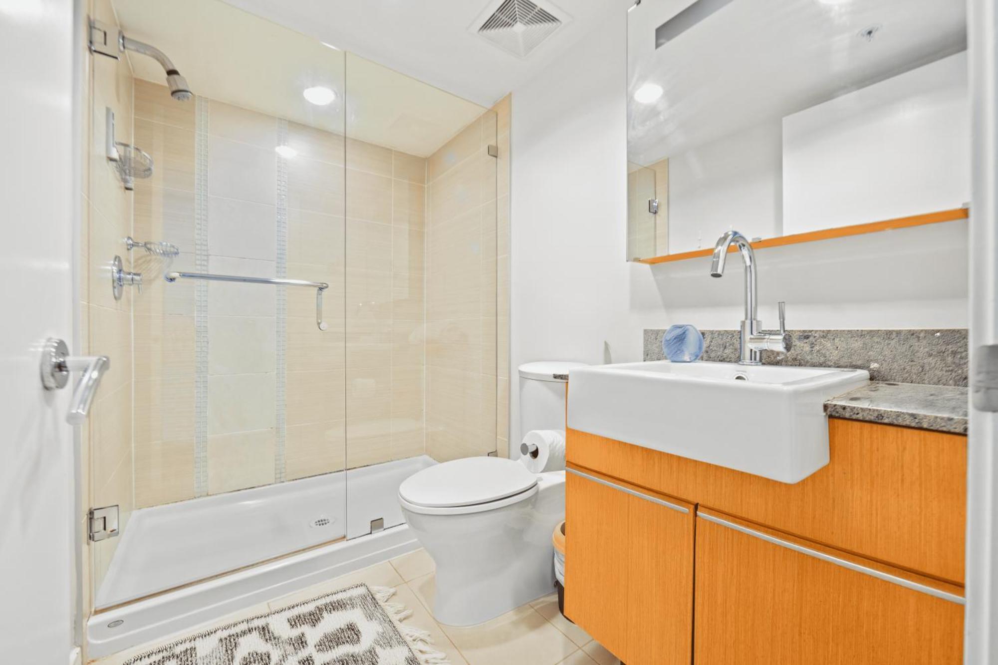 Renovated 2br Townhouse Walk To Shops And Cafes Sleeps 7 People * Vancouver