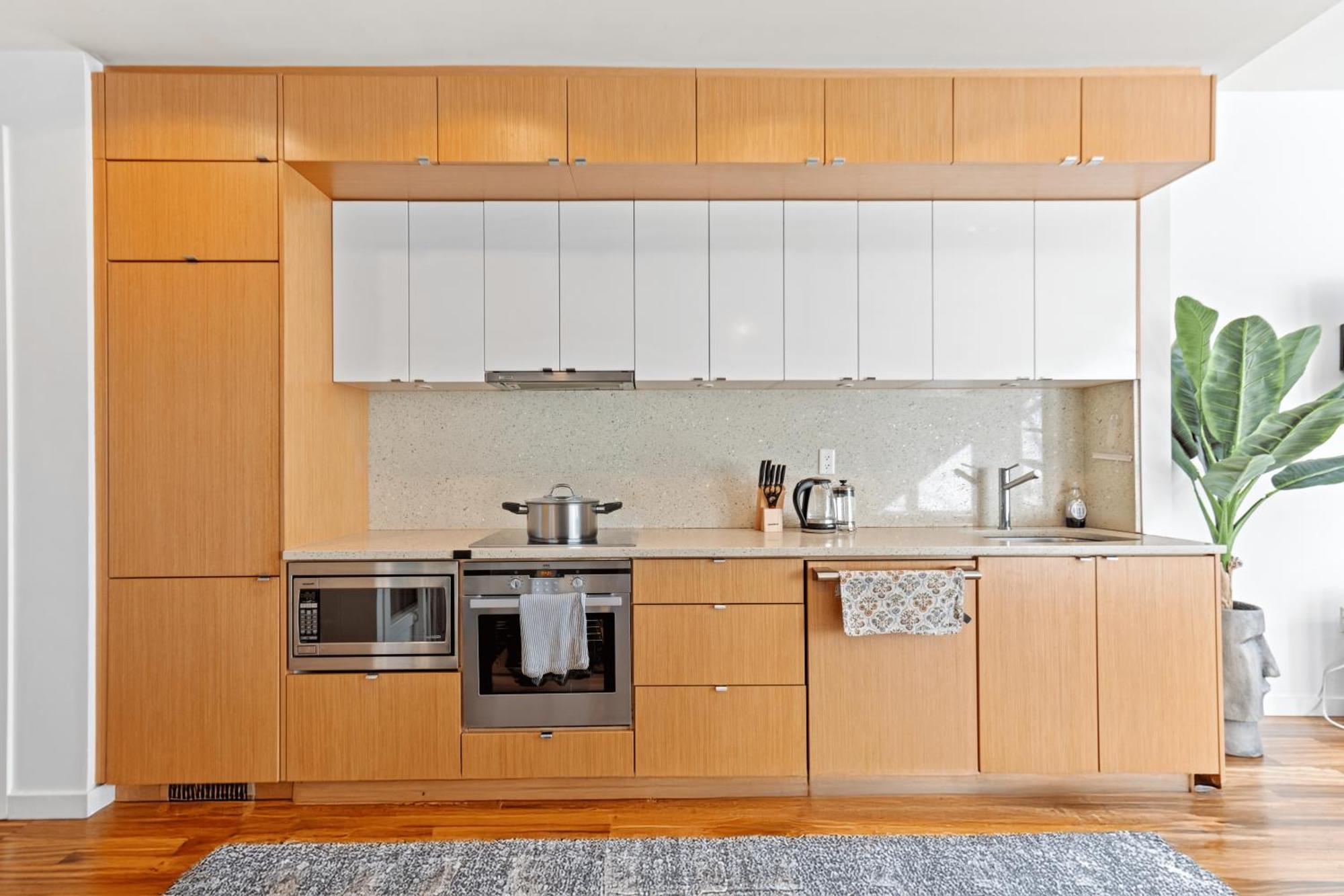 Renovated 2br Townhouse Walk To Shops And Cafes Sleeps 7 People * Vancouver