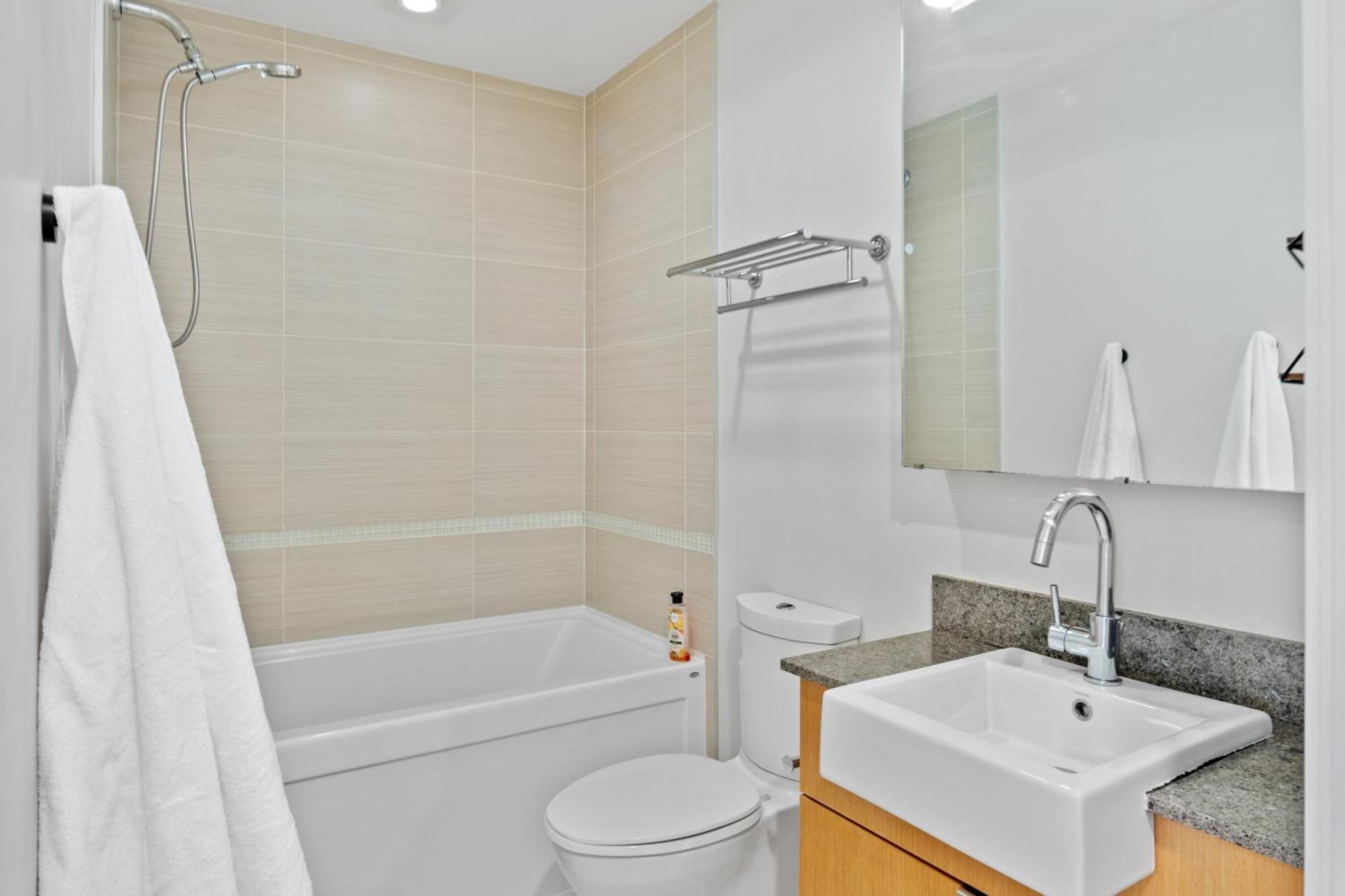 Renovated 2br Townhouse Walk To Shops And Cafes Sleeps 7 People * Vancouver