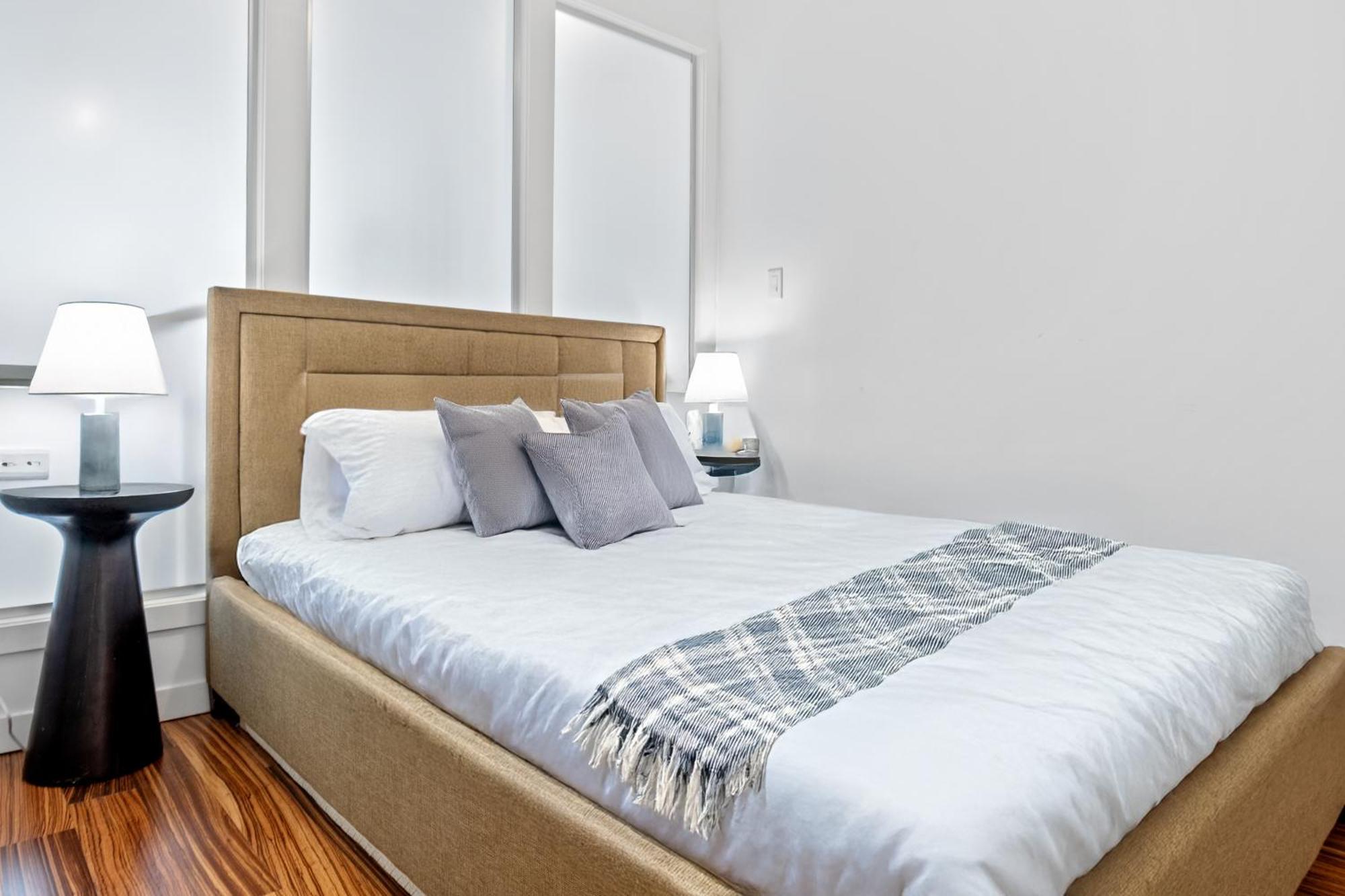 Apartment Renovated 2br Townhouse Walk To Shops And Cafes Sleeps 7 People *